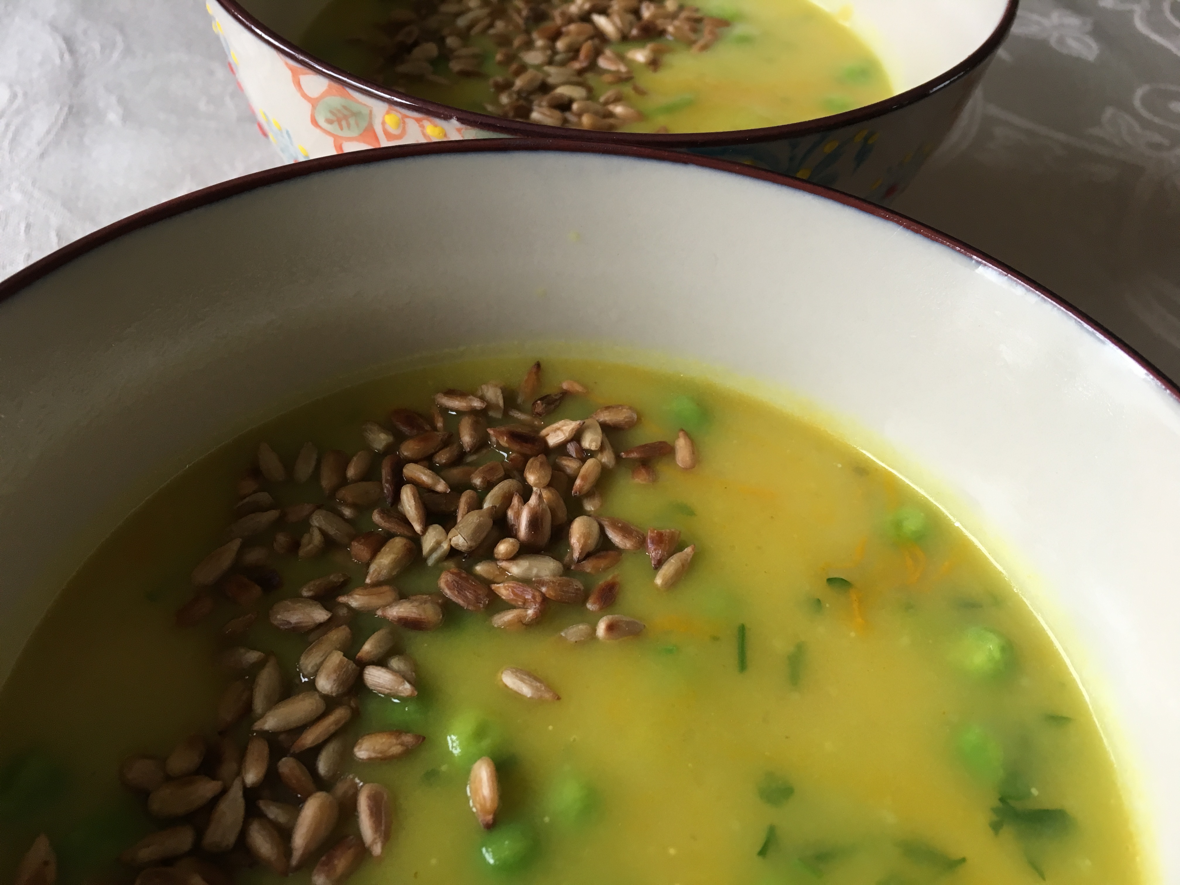 Zupa z topinamburu z zielonym groszkiem